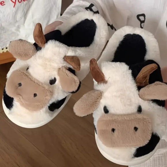 Shoes - NWOT Women cow slippers 7.5-8